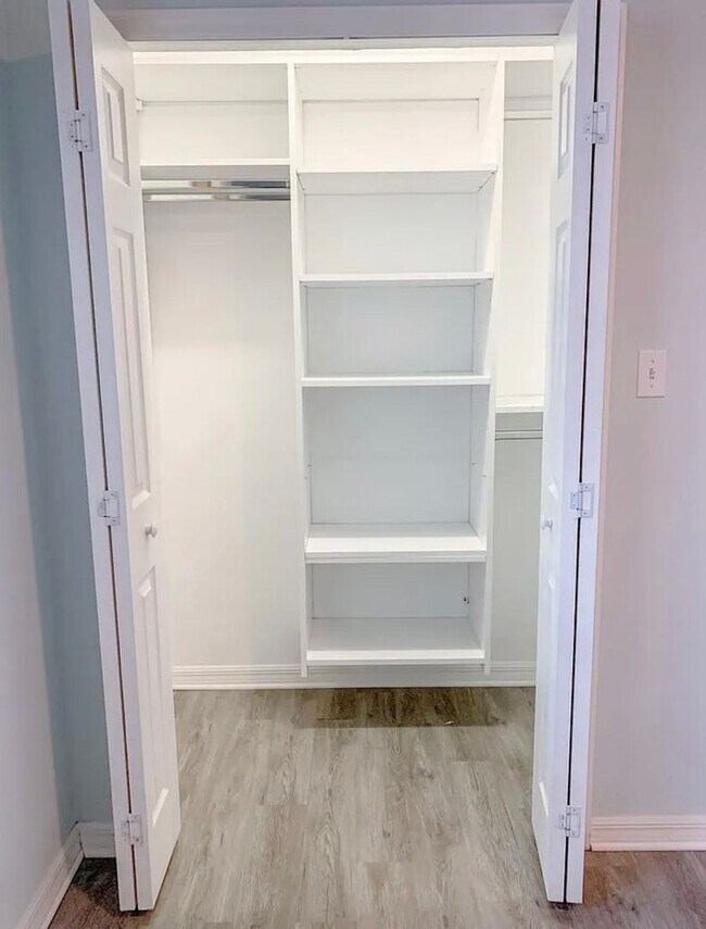 Building Photo - Hottest location, unit available near best beaches and downtown