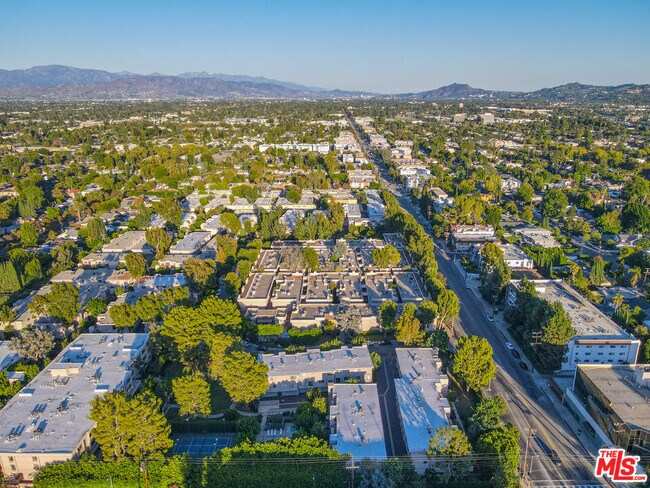 Building Photo - 15233 Magnolia Blvd