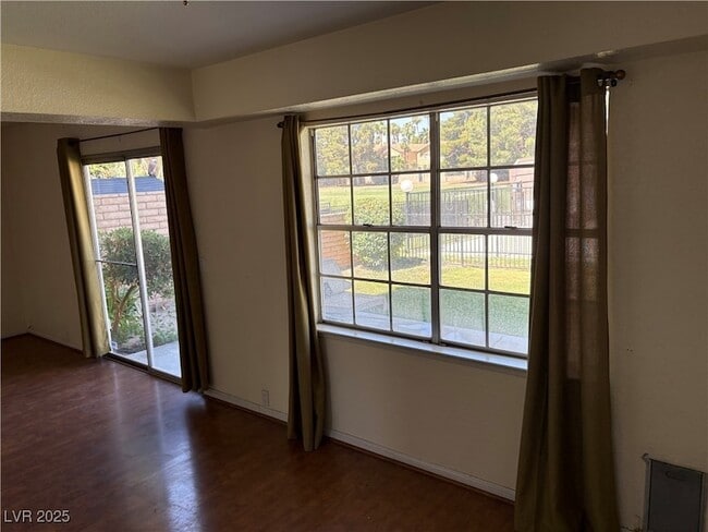 Building Photo - 2963 Pinehurst Dr