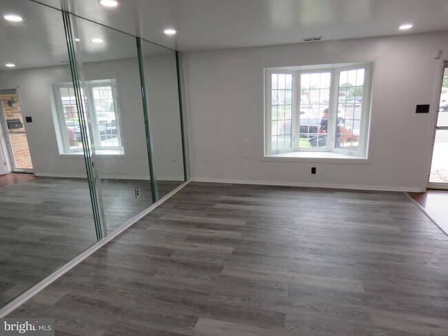 Building Photo - 6261 Patrick Henry Ct