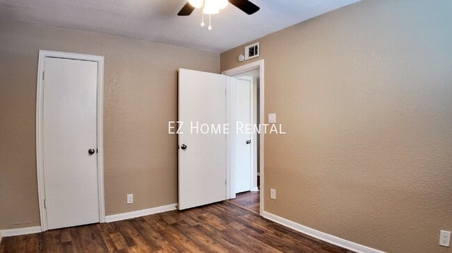 Building Photo - Price to Lease Fast! $899/mth!