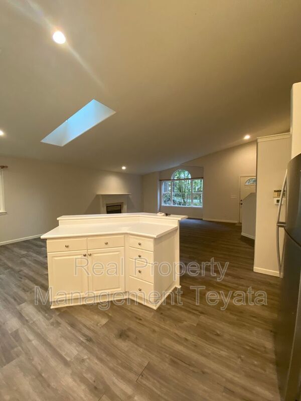 Building Photo - 25 Tumbling Water Dr