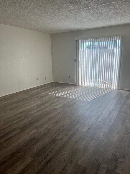 bright with new flooring - 8257 W Santa Cruz Blvd