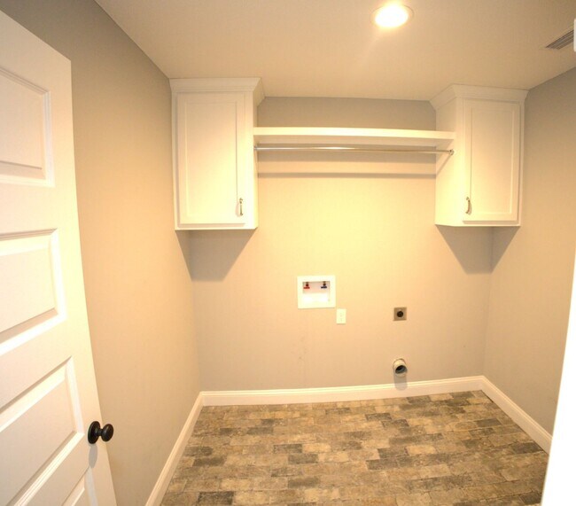 Building Photo - 140 Floyd McNeal Dr