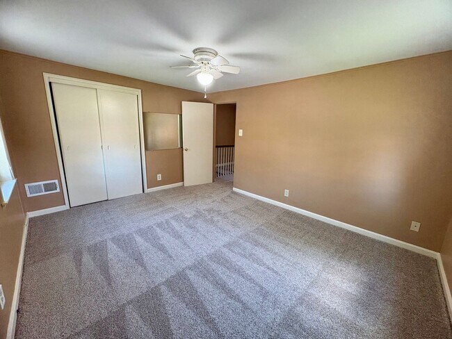 Building Photo - 3 Bedroom Apartment Available in Harrisburg!