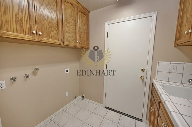 Building Photo - 3750 W Vincent Ln