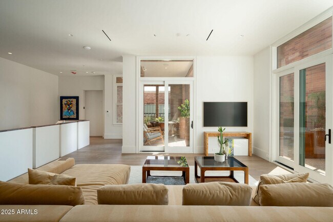 Building Photo - 50 W Palm Ln