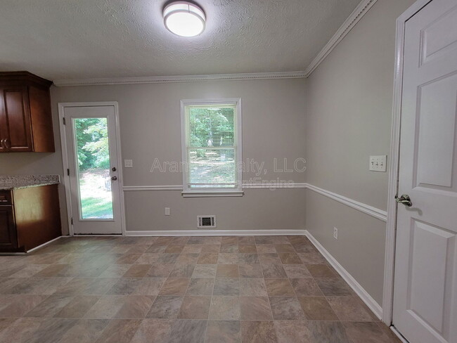 Building Photo - 2506 Windmere Dr NW