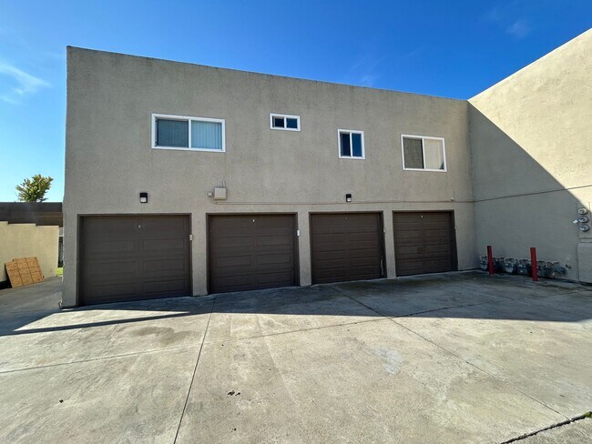 Building Photo - $$ HALF 1/2 OFF First Months RENT !!!!!! 2 bed - 2 bath unit Ready to rent!