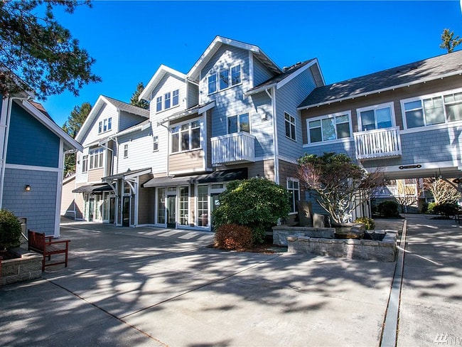 Building Photo - Nice Spacious Bainbridge Condo in heart of downtonw