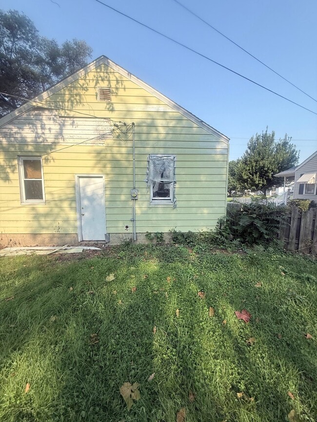 Building Photo - 1746 N Woodford St