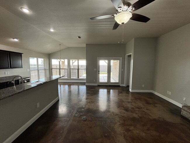 Building Photo - 3 bed 2 bath home with 2 car garage in Leg...