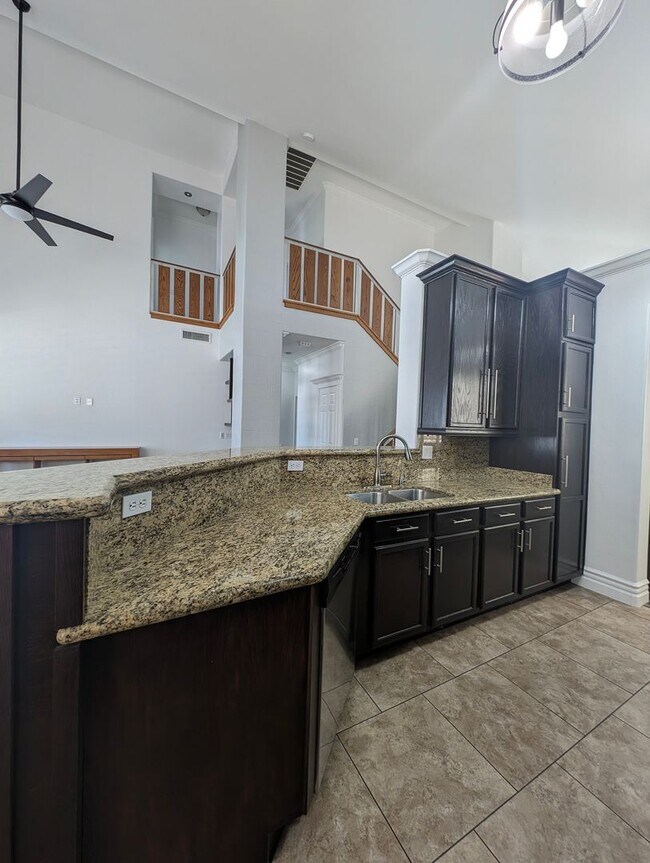 Building Photo - BEAUTIFUL EXECUTIVE STYLE home w/ entertai...