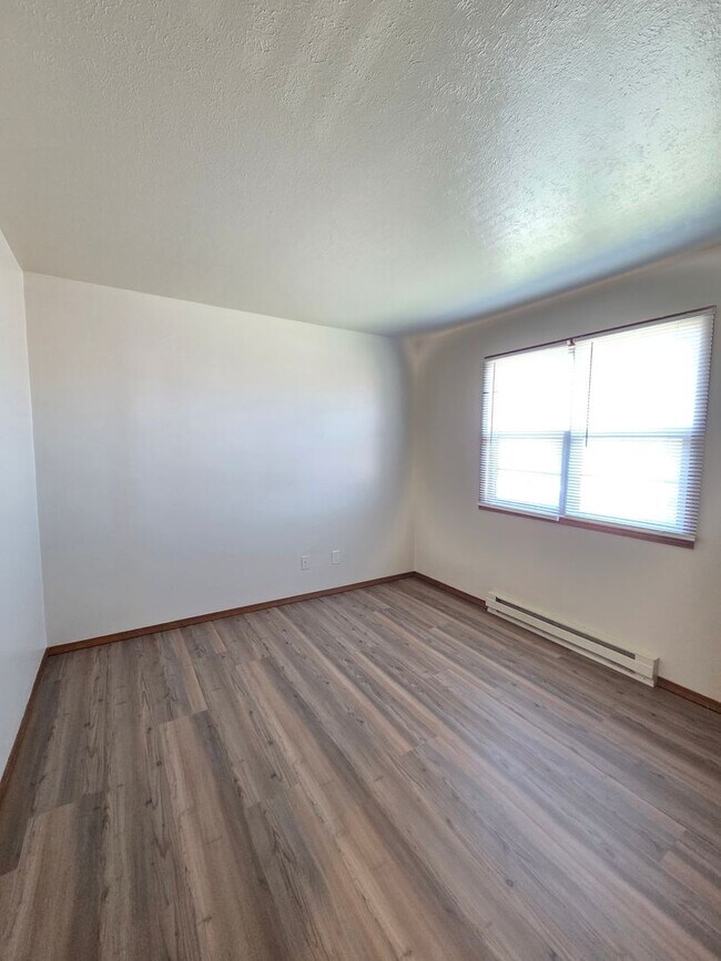 Building Photo - 6012 Boxwood Dr