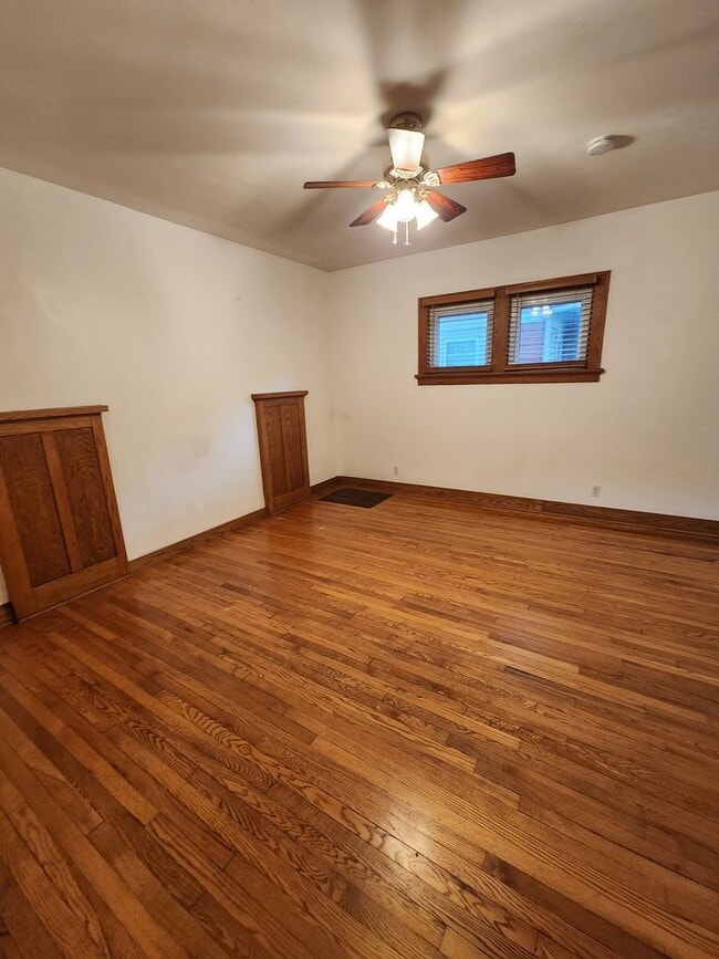 Building Photo - Amazing 5 Bedroom 2.5 Bath Home w/ 300sqft...
