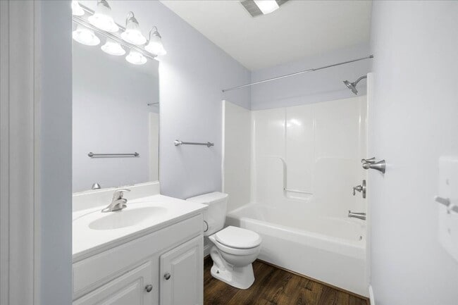 Building Photo - Modern Townhome in Prime Location - Christiansburg