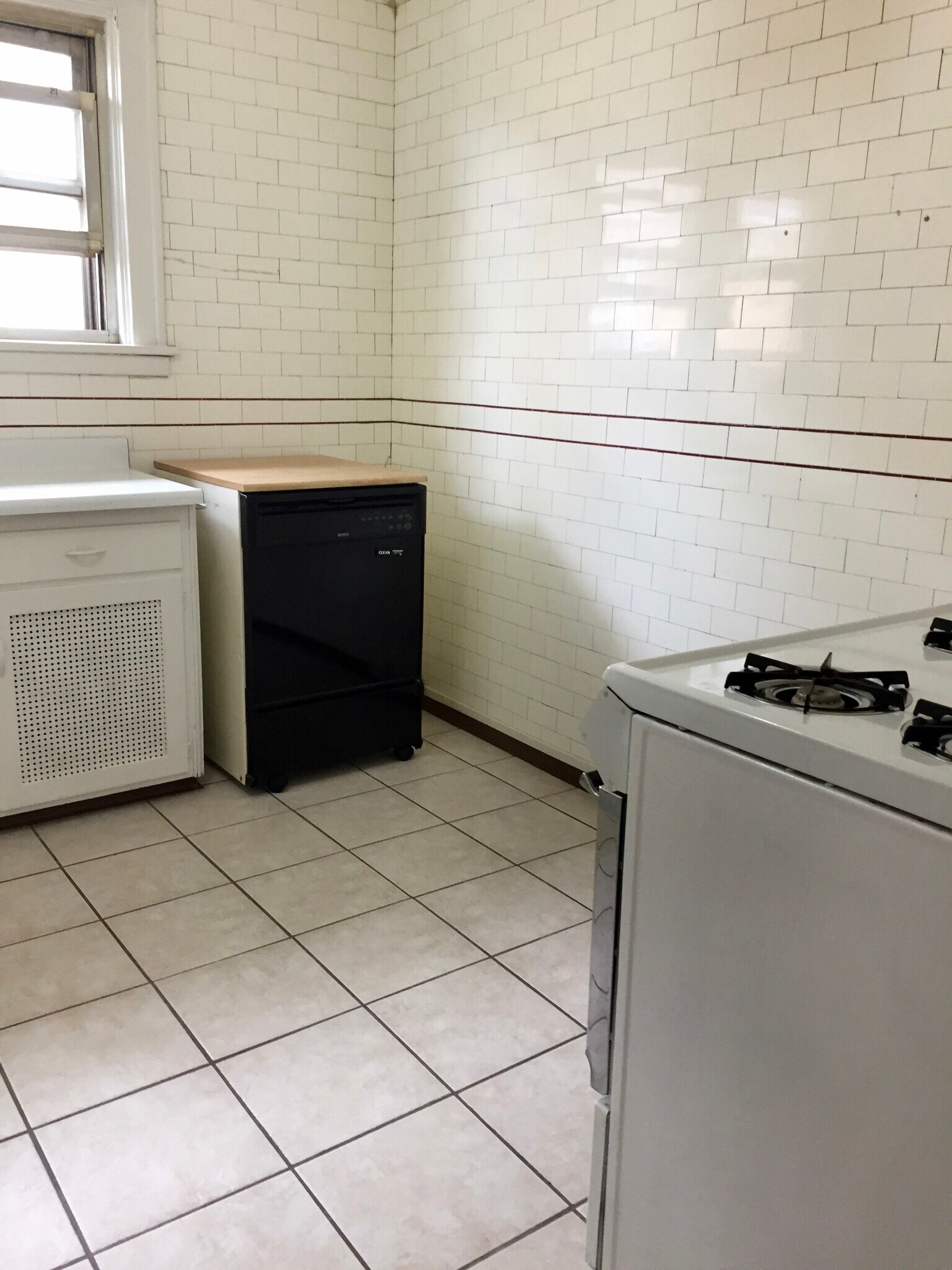 Kitchen. Dishwasher, tile floor - 252 S Winebiddle St