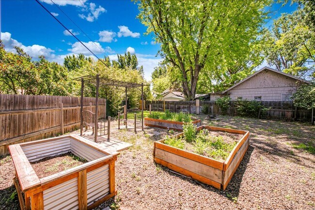 Building Photo - North End corner lot with garden and TONS ...