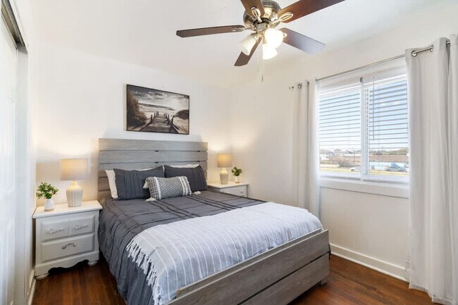 Building Photo - 9714 11th Bay St