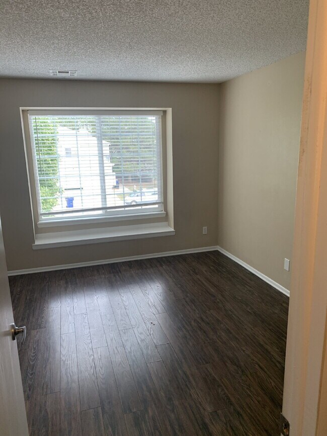 Building Photo - 2 Bedroom with Garage for Rent