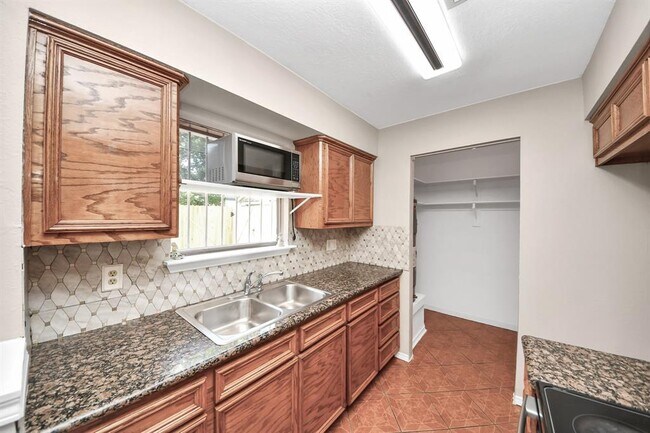 Building Photo - 12922 Grovemill Dr