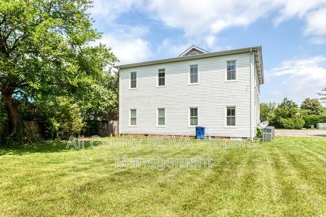 Building Photo - 8753 Signal Hill Rd