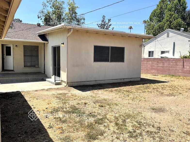 Building Photo - 8138 Darby Ave