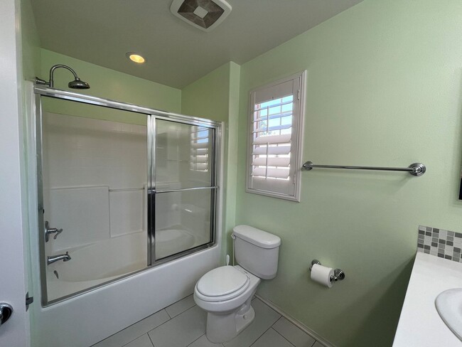 Building Photo - Gated Porter Ranch home w/all appliances +...