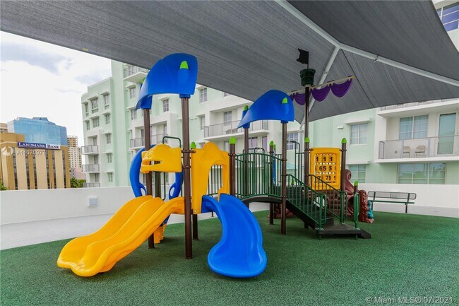 Building Photo - 805 SE 3rd Ave