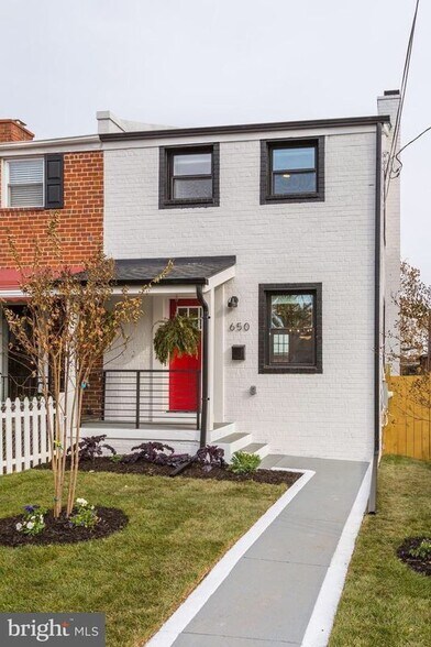 Primary Photo - 650 Chaplin St SE