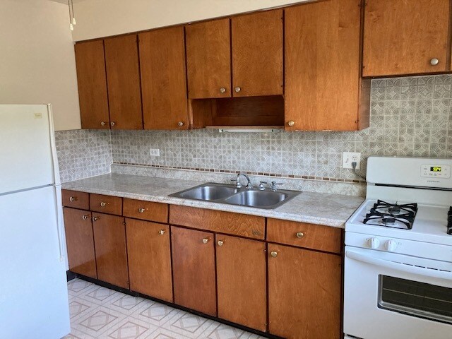 Kitchen - 5454 N Artesian Ave