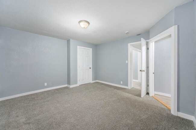 Building Photo - 407 W 6th Ave