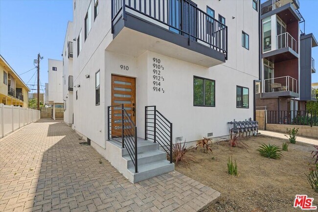 Building Photo - 914 N Hudson Ave