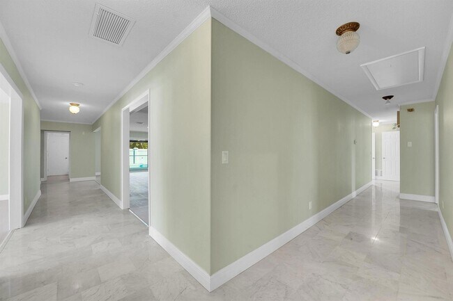 Building Photo - 154 SE Naranja Ave