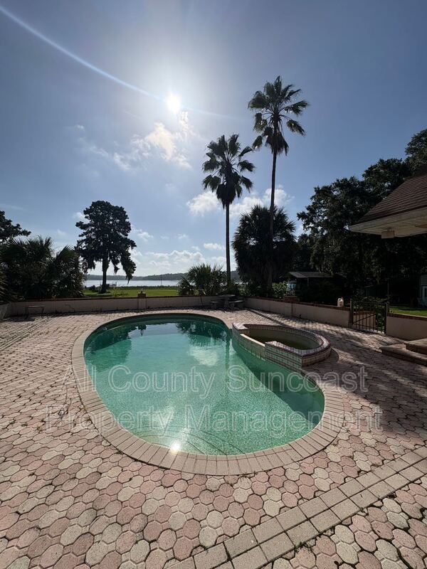 Building Photo - 2600 Lucerne Dr