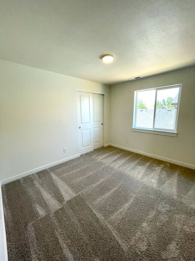 Building Photo - Stunning newer home in NE Bend neighborhood!