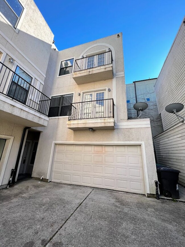Building Photo - Ready and clean 3 bedrooms in Rice Militar...