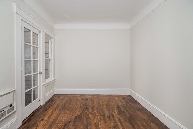 Building Photo - UPDATED PRICING! Parking! 2BR. Private Patio!  DISHWASHER! On-Site LAUNDRY! HARDWOOD!