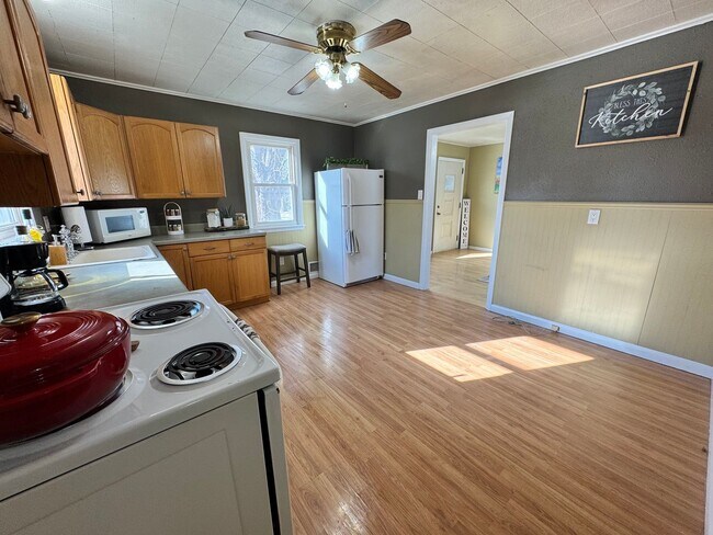 Building Photo - 2 bed, 1 bath home for rent in Readlyn, available immediately