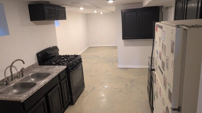 Building Photo - 14th St 3