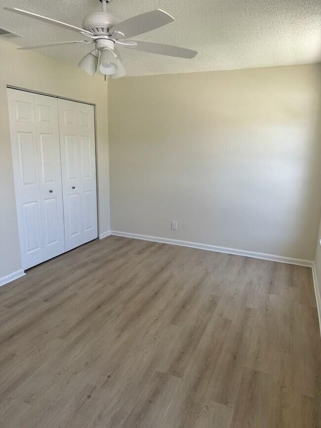 Building Photo - 406 Buttonwood Pl