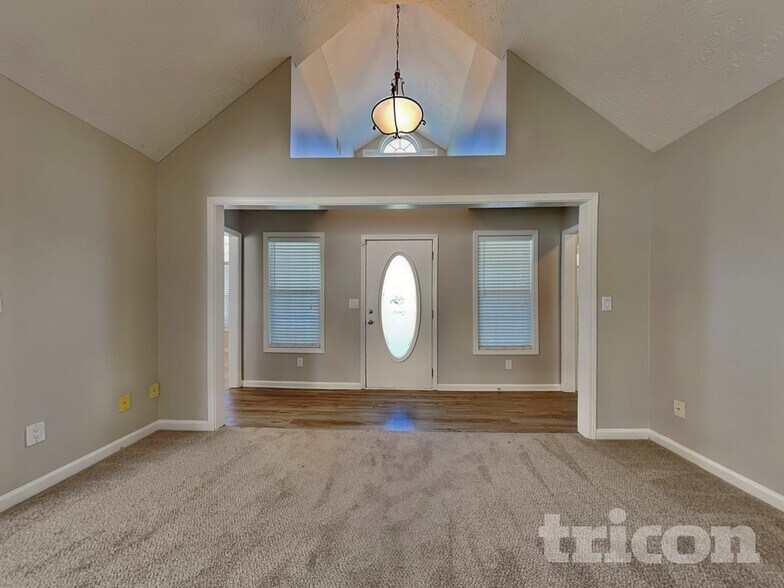 Building Photo - 2051 Meadowglen Ln