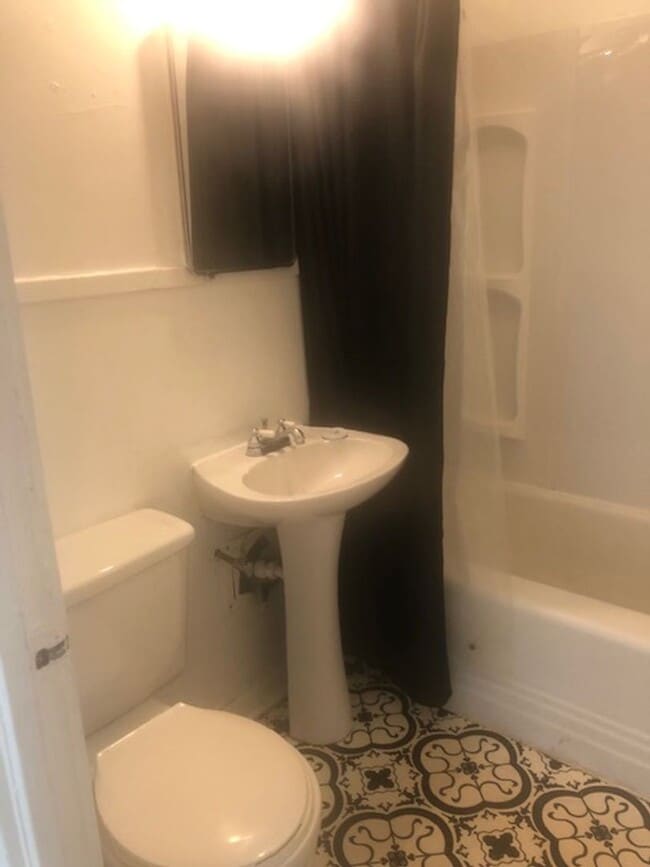 Building Photo - One Bedroom One Bathroom Home in St. Albans