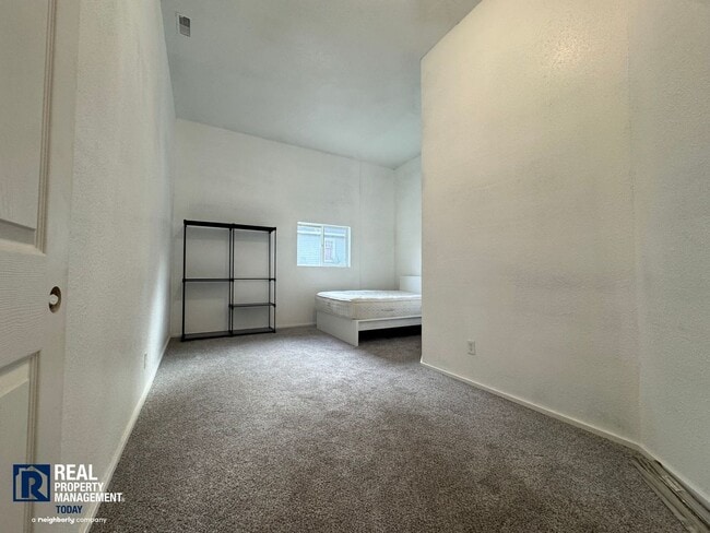 Building Photo - Mills - 2817 (Advertising Only)