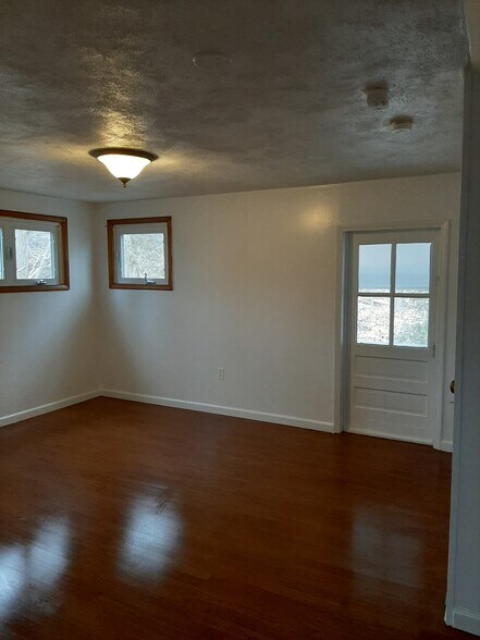 Livingroom - 517 Stafford Ave