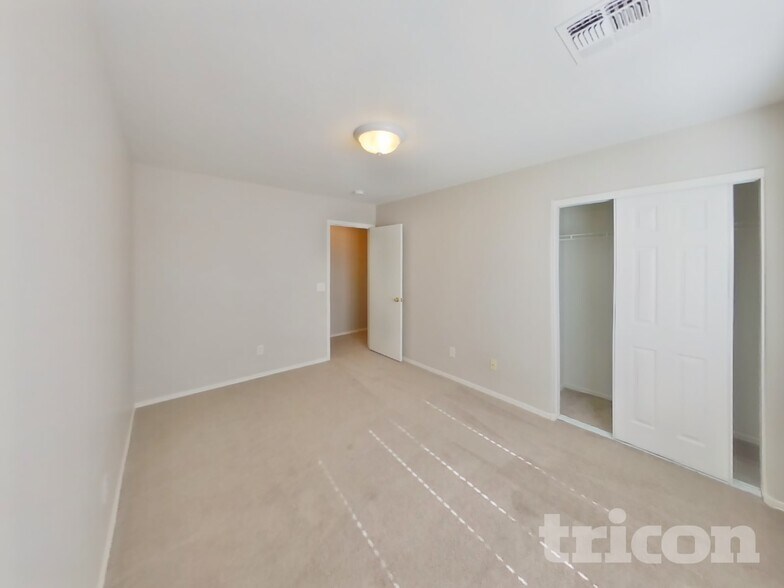 Building Photo - 4868 E Meadow Land Dr