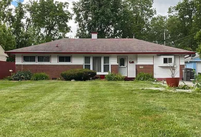 Building Photo - Large Three Bedroom with Bonus Room Single...