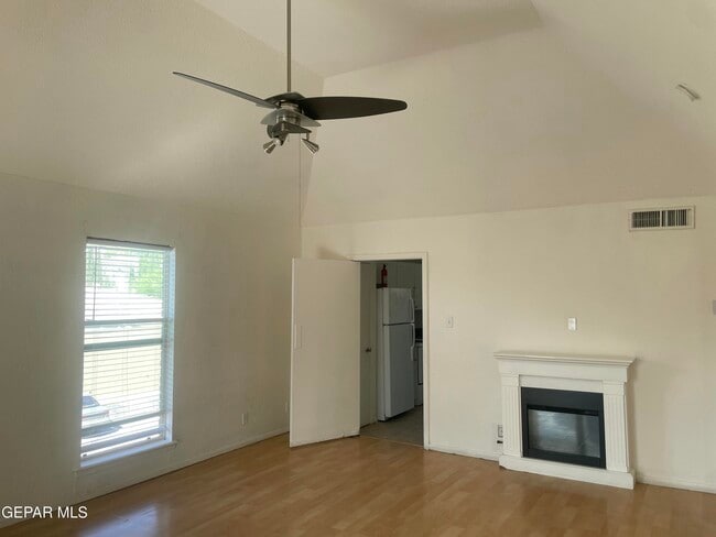 Building Photo - 4433 N Stanton St