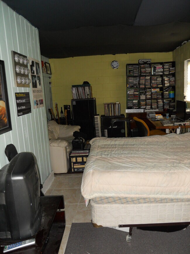 Building Photo - 1337 Menna St