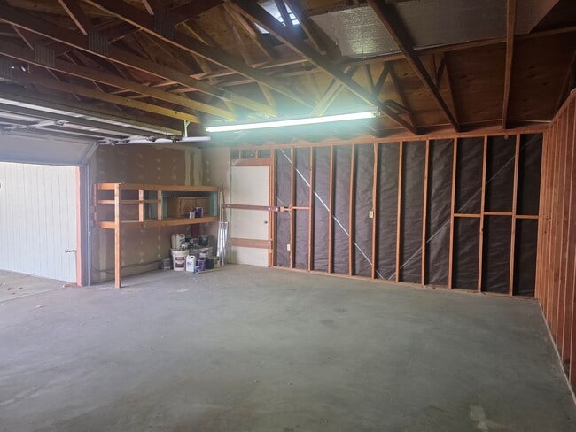 Building Photo - 886 Holly St